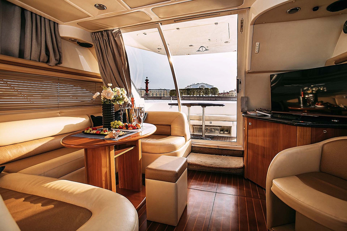 Аренда моторной яхты Sealine 39 АМО в Санкт-Петербурге